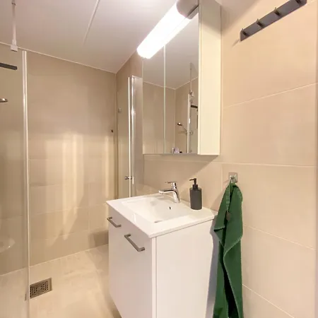 Apartment Refurbished And Spacious 1 Bedroom