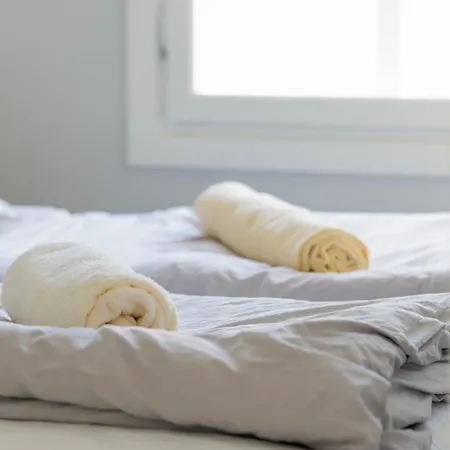 Refurbished And Spacious 1 Bedroom شقة *